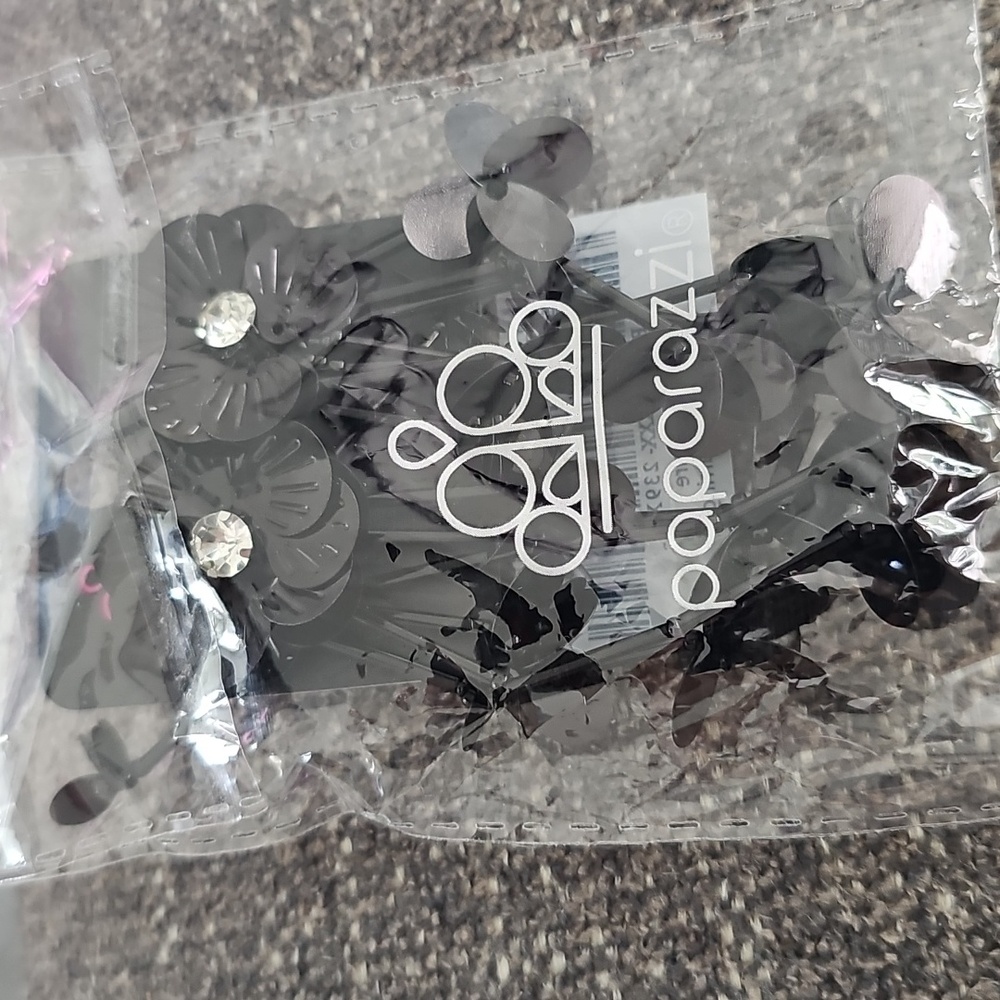 Floral Future - Black Earrings Vintage - Picture 3 of 4